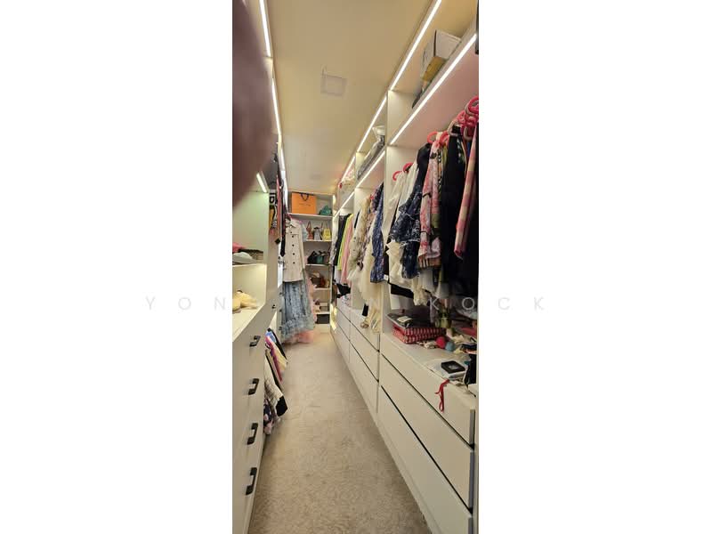 Belgravia Villas, Freehold Corner Terrace, Belgravia Drive, Cluster House, Ang Mo Kio Ave 5 Cluster House For Sale at S$ 4,200,000 | PropertyGuru Singapore - Lvl 2 - Master walk-in Wardrobe