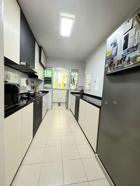 490D Choa Chu Kang Avenue 5 HDB Flat For Sale at S$ 710,000 | PropertyGuru Singapore - Kitchen