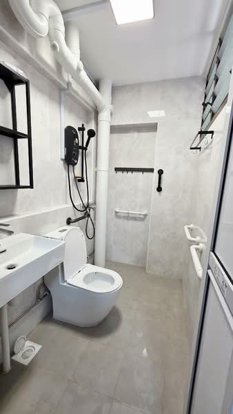 165 Hougang Avenue 1 HDB Flat For Sale at S$ 629,999 | PropertyGuru Singapore - Bathroom