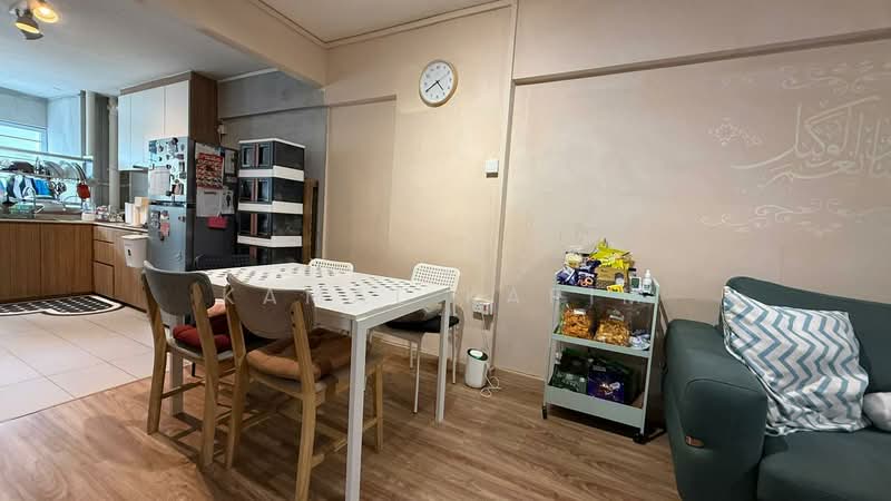 244 Jurong East Street 24 HDB Flat For Sale at S$ 380,000 | PropertyGuru Singapore - Kitchen