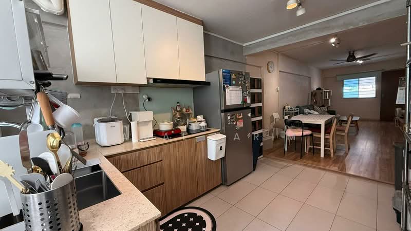 244 Jurong East Street 24 HDB Flat For Sale at S$ 380,000 | PropertyGuru Singapore - Kitchen