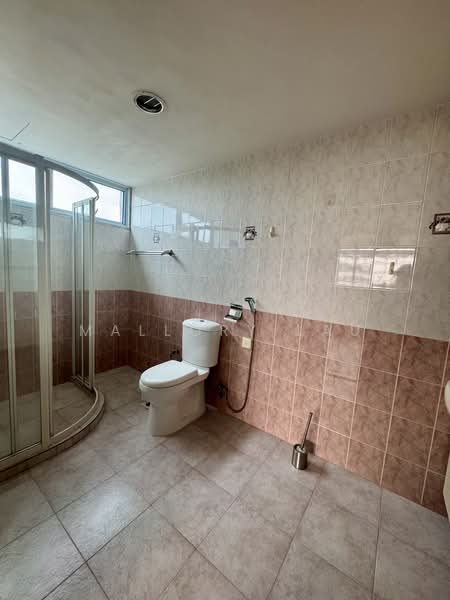 Ridgewood Condominium, 61 Mount Sinai Drive, 4 Bedrooms, 2,002 sqft, Condominium For Rent, by Mallory Lau, 500080592 - Bathroom - PropertyGuru.com.sg