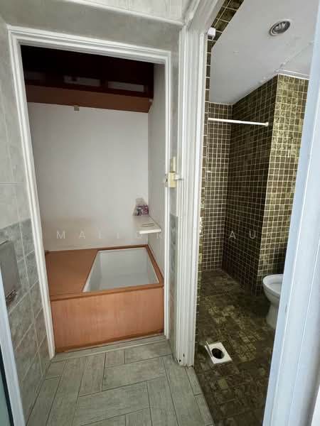 Ridgewood Condominium, 61 Mount Sinai Drive, 4 Bedrooms, 2,002 sqft, Condominium For Rent, by Mallory Lau, 500080592 - Bathroom - PropertyGuru.com.sg
