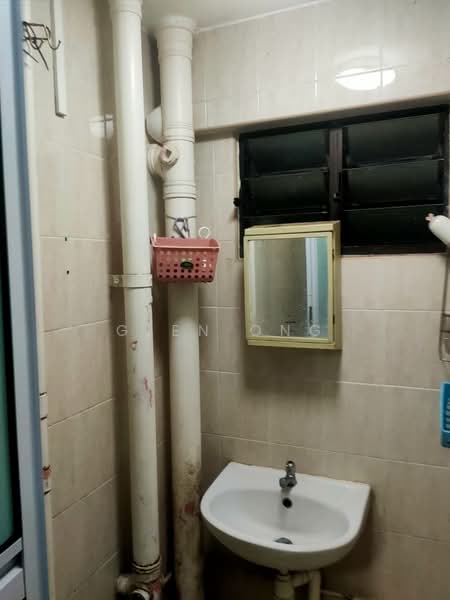 119 Lorong 1 Toa Payoh HDB Flat For Sale at S$ 398,000 | PropertyGuru Singapore - Bathroom