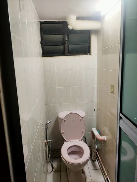 119 Lorong 1 Toa Payoh HDB Flat For Sale at S$ 398,000 | PropertyGuru Singapore - Bathroom