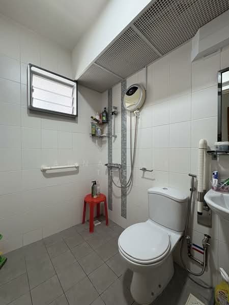 Spacious Fernvale HDB for rent!, , 3 Bedrooms, 1,001 sqft, HDB Flat For Rent, by Annabelle Tee, 500080668 - Bathroom - PropertyGuru.com.sg