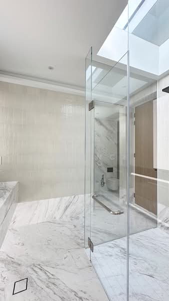 Massive New FH Detached at Holland Grove, 1km to Henry Park Pri, TOP Detached House For Sale at S$ 18,800,000 | PropertyGuru Singapore - Modern Balinese Master Bathroom