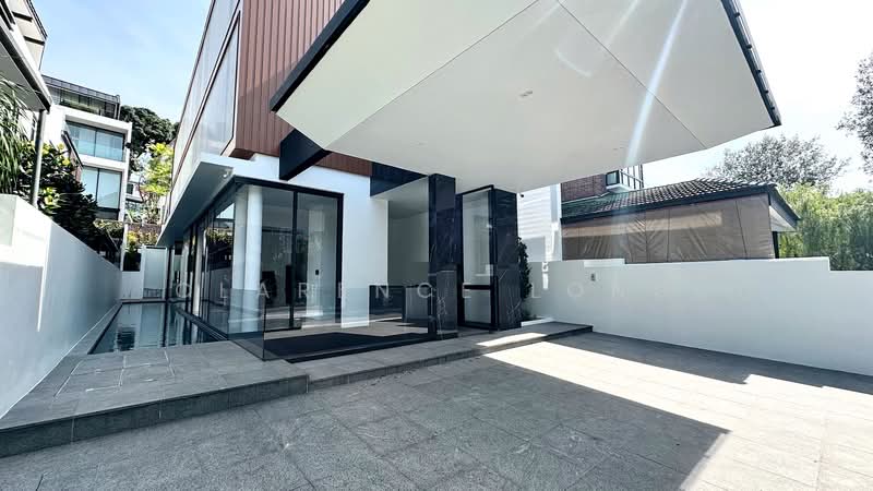 Massive New FH Detached at Holland Grove, 1km to Henry Park Pri, TOP Detached House For Sale at S$ 18,800,000 | PropertyGuru Singapore - Car Porch