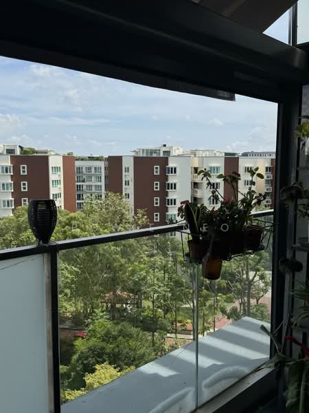 Hedges Park Condominium Condominium For Sale at S$ 1,000,000 | PropertyGuru Singapore - Balcony