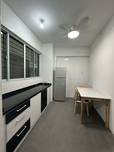 Lakepoint Condo, 2 Lakepoint Drive, 1 Bedroom, 550 sqft, Condominium For Rent, by Angelia Tan, 500080698 - Kitchen - PropertyGuru.com.sg