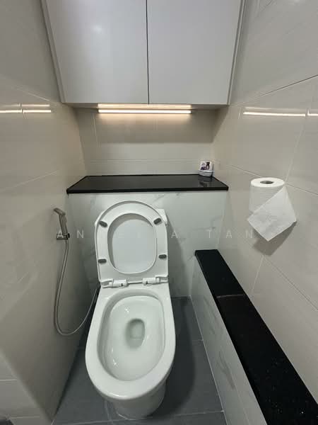 Lakepoint Condo, 2 Lakepoint Drive, 1 Bedroom, 550 sqft, Condominium For Rent, by Angelia Tan, 500080698 - Bathroom - PropertyGuru.com.sg