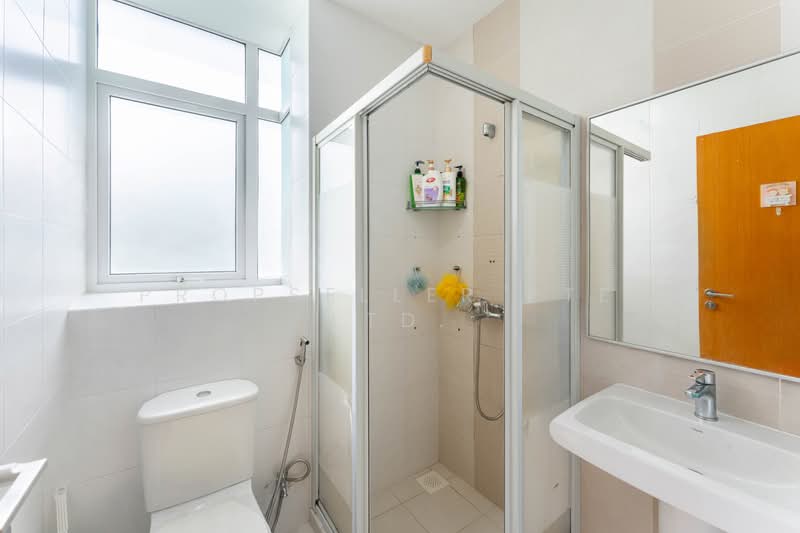 The Grandiflora Condominium For Sale at S$ 2,290,000 | PropertyGuru Singapore - Bathroom