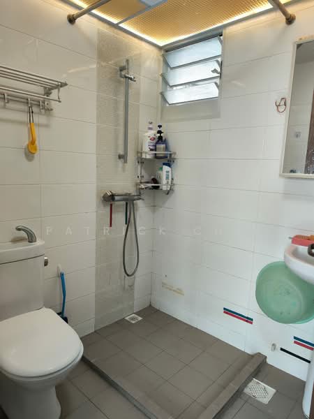 453B Bukit Batok West Avenue 6 HDB Flat For Sale at S$ 850,000 | PropertyGuru Singapore - Bathroom