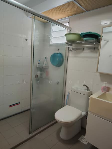 453B Bukit Batok West Avenue 6 HDB Flat For Sale at S$ 850,000 | PropertyGuru Singapore - Bathroom