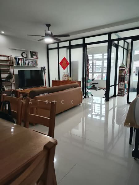 453B Bukit Batok West Avenue 6 HDB Flat For Sale at S$ 850,000 | PropertyGuru Singapore - Living Room