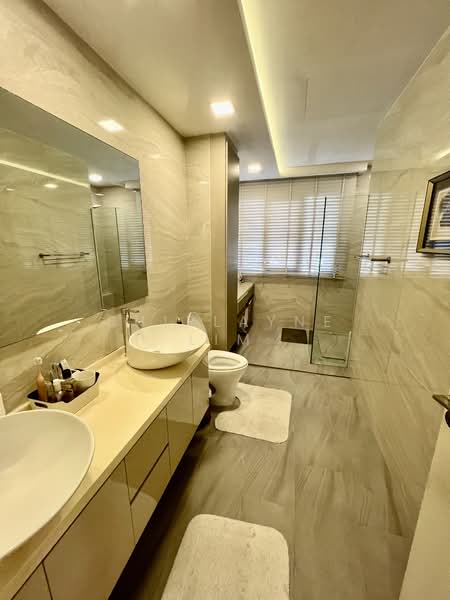Shamah Terrace Terraced House For Sale at S$ 6,800,000 | PropertyGuru Singapore - Master Bedroom Bathroom