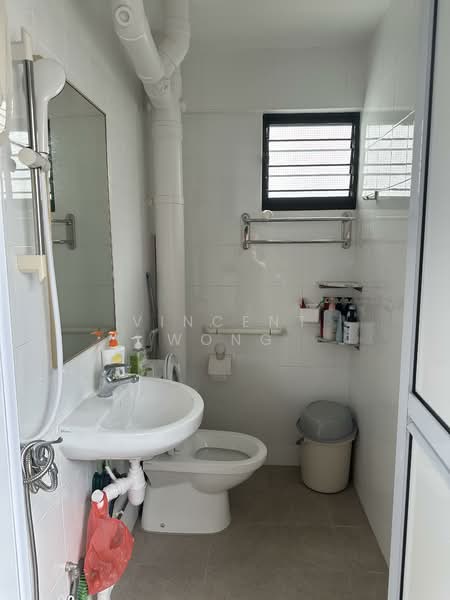 652 Yishun Avenue 4, 652 Yishun Avenue 4, Room Rental, 107 sqft, HDB Flat For Rent, by Vincent Wong, 500080737 - Bathroom - PropertyGuru.com.sg