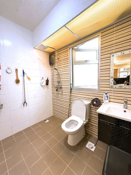 440D Bukit Batok West Avenue 8 HDB Flat For Sale at S$ 675,000 | PropertyGuru Singapore - Bathroom