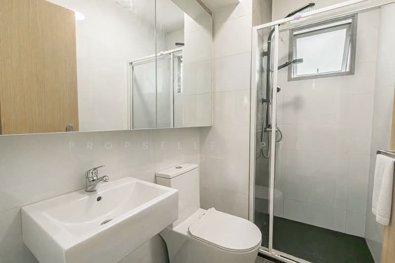 475D Upper Serangoon Crescent HDB Flat For Sale at S$ 750,000 | PropertyGuru Singapore - Bathroom