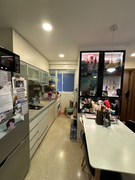 Imperial Heights Apartment For Sale at S$ 830,000 | PropertyGuru Singapore - Kitchen