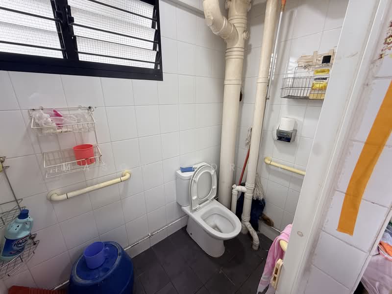 419 Tampines Street 41 HDB Flat For Sale at S$ 599,000 | PropertyGuru Singapore - Bathroom