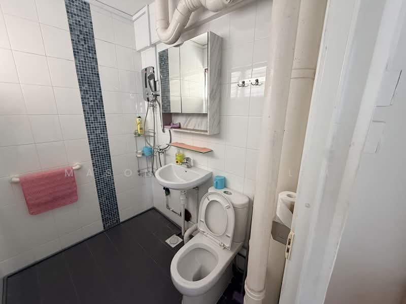 419 Tampines Street 41 HDB Flat For Sale at S$ 599,000 | PropertyGuru Singapore - Bathroom