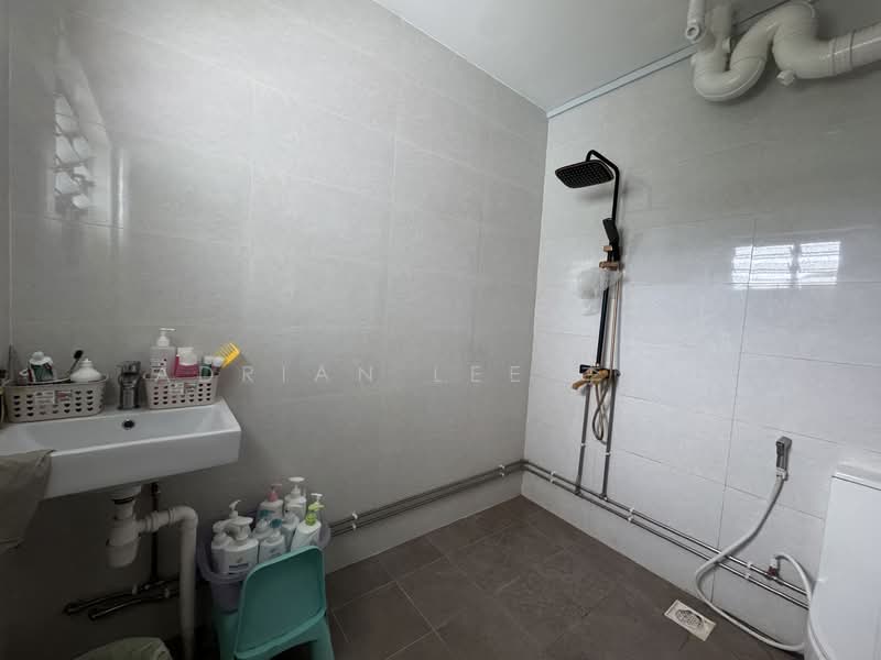910 Jurong West Street 91 HDB Flat For Sale at S$ 650,000 | PropertyGuru Singapore - Bathroom