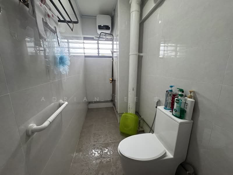 910 Jurong West Street 91 HDB Flat For Sale at S$ 650,000 | PropertyGuru Singapore - Bathroom