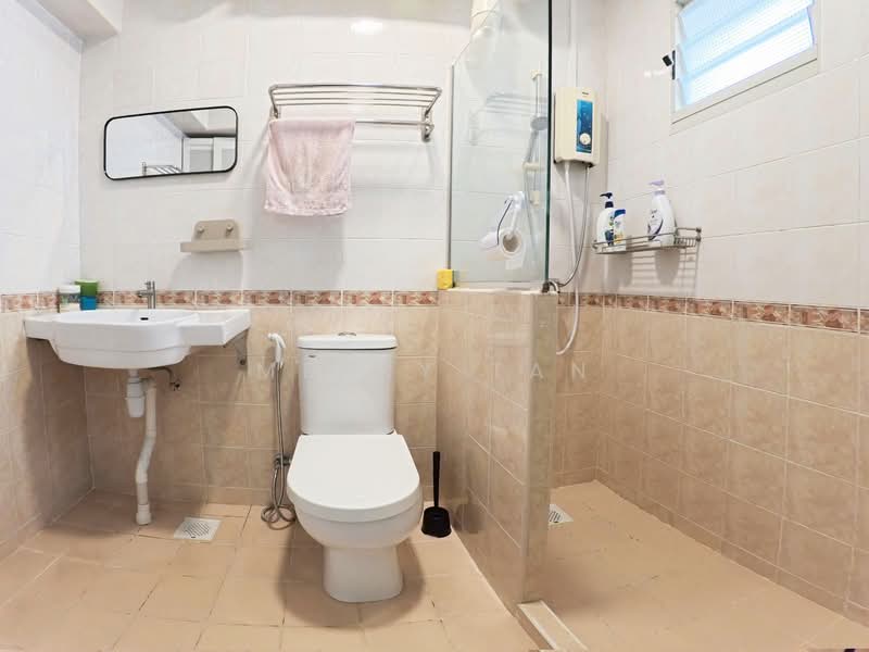 102A Punggol Field HDB Flat For Sale at S$ 699,000 | PropertyGuru Singapore - Bathroom