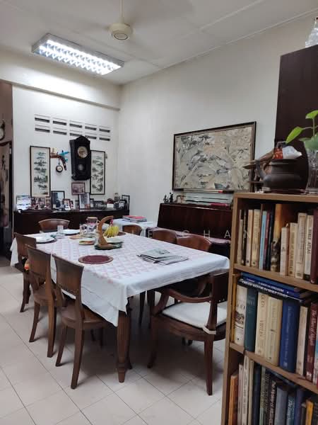 Exclusive Listing! Very Serious Seller! $ 1,113 PSF only!! Freehold Semi D for Sale @ Woodlands Park, Jalan Kasau, 5 Bedrooms, 2,000 sqft, Semi-Detached House For Sale, by Leslie Chan, 500080885 - Dining Room - PropertyGuru.com.sg