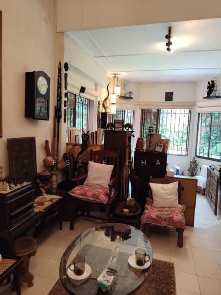 Exclusive Listing! Very Serious Seller! $ 1,113 PSF only!! Freehold Semi D for Sale @ Woodlands Park, Jalan Kasau, 5 Bedrooms, 2,000 sqft, Semi-Detached House For Sale, by Leslie Chan, 500080885 - Living Room - PropertyGuru.com.sg