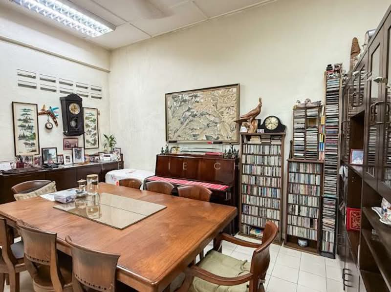 Exclusive Listing! Very Serious Seller! $ 1,113 PSF only!! Freehold Semi D for Sale @ Woodlands Park, Jalan Kasau, 5 Bedrooms, 2,000 sqft, Semi-Detached House For Sale, by Leslie Chan, 500080885 - Dining room - PropertyGuru.com.sg