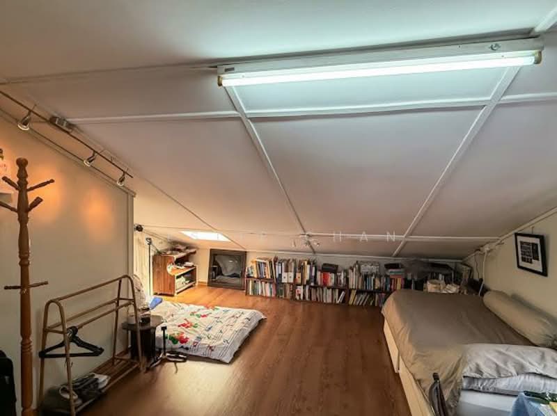 Exclusive Listing! Very Serious Seller! $ 1,113 PSF only!! Freehold Semi D for Sale @ Woodlands Park, Jalan Kasau, 5 Bedrooms, 2,000 sqft, Semi-Detached House For Sale, by Leslie Chan, 500080885 - Bedroom - PropertyGuru.com.sg
