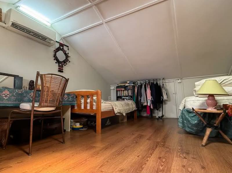Exclusive Listing! Very Serious Seller! $ 1,113 PSF only!! Freehold Semi D for Sale @ Woodlands Park, Jalan Kasau, 5 Bedrooms, 2,000 sqft, Semi-Detached House For Sale, by Leslie Chan, 500080885 - Bedroom - PropertyGuru.com.sg