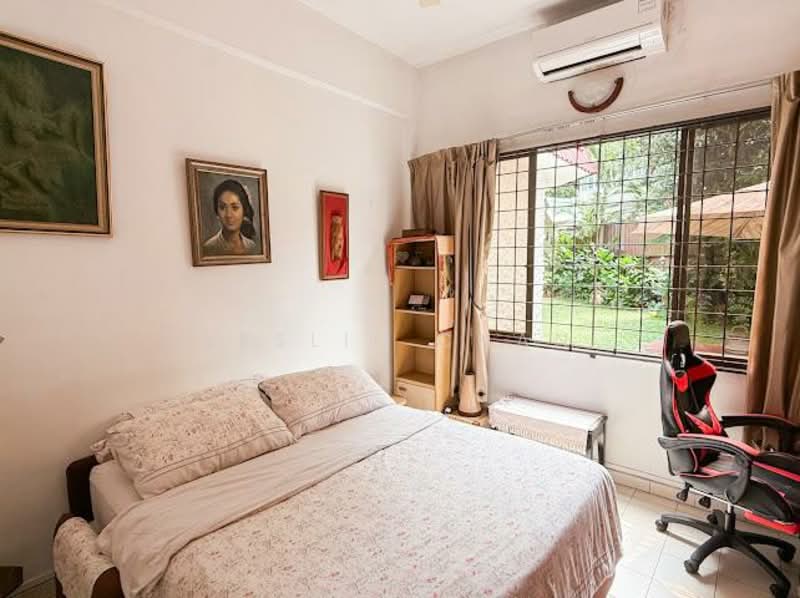 Exclusive Listing! Very Serious Seller! $ 1,113 PSF only!! Freehold Semi D for Sale @ Woodlands Park, Jalan Kasau, 5 Bedrooms, 2,000 sqft, Semi-Detached House For Sale, by Leslie Chan, 500080885 - Bedroom - PropertyGuru.com.sg
