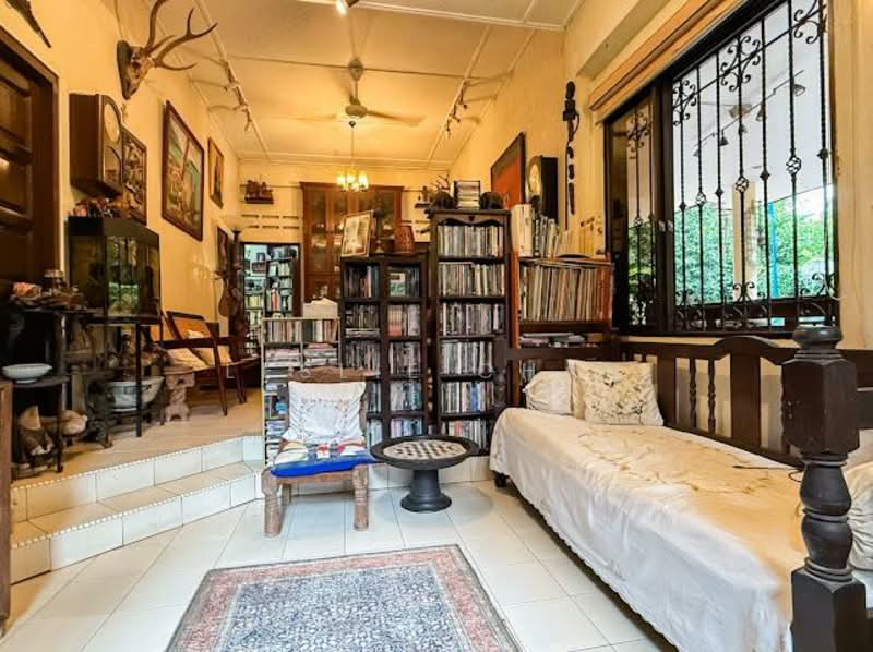Exclusive Listing! Very Serious Seller! $ 1,113 PSF only!! Freehold Semi D for Sale @ Woodlands Park, Jalan Kasau, 5 Bedrooms, 2,000 sqft, Semi-Detached House For Sale, by Leslie Chan, 500080885 - Living room - PropertyGuru.com.sg
