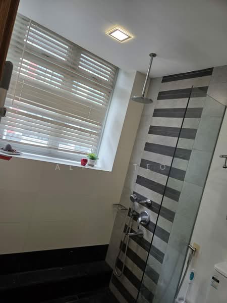 Mill Creek Condominium For Sale at S$ 1,280,000 | PropertyGuru Singapore - Bathroom