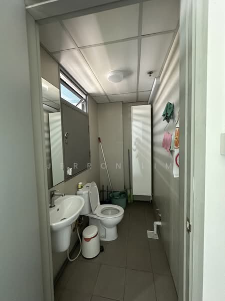 One Commonwealth, 1 Commonwealth Lane, 2,034 sqft, Light Industrial (B1) For Rent, by Jerron Lim, 500080890 - Bathroom - CommercialGuru.com.sg
