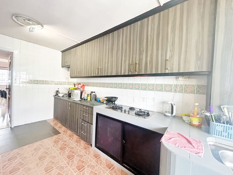 242 Yishun Ring Road HDB Flat For Sale at S$ 828,000 | PropertyGuru Singapore - Kitchen