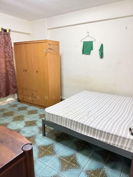 76 Lorong Limau HDB Flat For Sale at S$ 360,000 | PropertyGuru Singapore - Bedroom