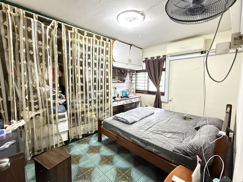 76 Lorong Limau HDB Flat For Sale at S$ 360,000 | PropertyGuru Singapore - Bedroom