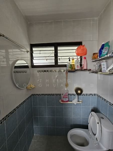 341 Clementi Avenue 5, 341 Clementi Avenue 5, Room Rental, 120 sqft, HDB Flat For Rent, by Zheng Ronghua 郑荣华, 500080927 - Bathroom - PropertyGuru.com.sg