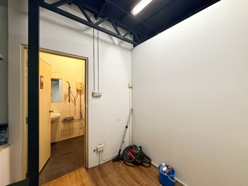 Harvest @ Woodlands, 280 Woodlands Industrial Park E5, 2,164 sqft, Light Industrial (B1) For Rent, by Shawa G B, 500080954 - Bathroom - CommercialGuru.com.sg