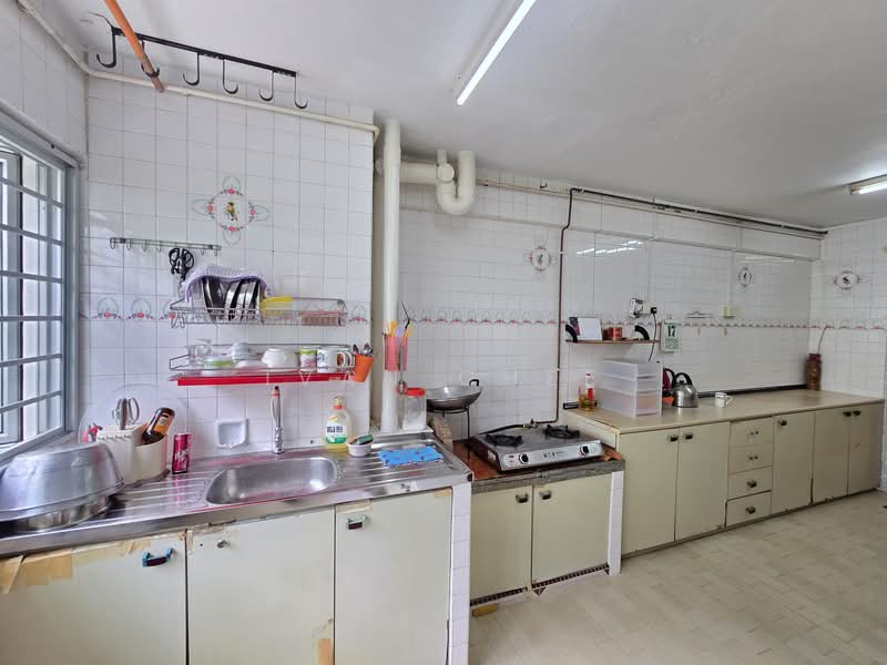 624 Ang Mo Kio Avenue 4 HDB Flat For Sale at S$ 450,000 | PropertyGuru Singapore - Kitchen