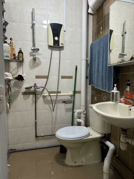 108 Woodlands Street 13, 108 Woodlands Street 13, 3 Bedrooms, 1,001 sqft, HDB Flat For Sale, by Celeste Teo, 500081025 - Bathroom - PropertyGuru.com.sg
