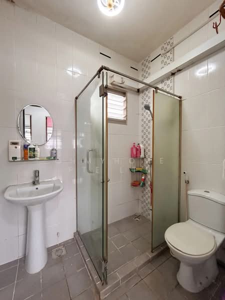 183A Boon Lay Avenue HDB Flat For Sale at S$ 600,000 | PropertyGuru Singapore - Bathroom