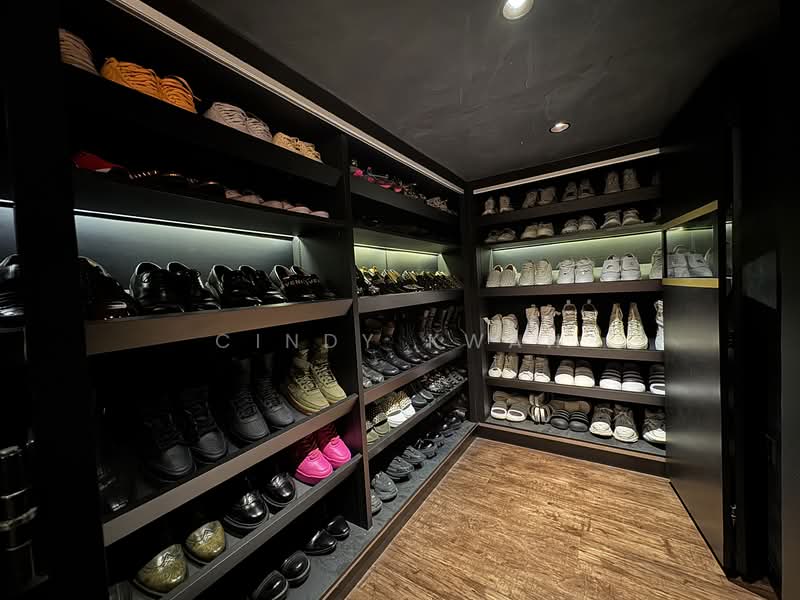 The Hillier Condominium For Sale at S$ 1,200,000 | PropertyGuru Singapore - Walk-In Wardrobe 