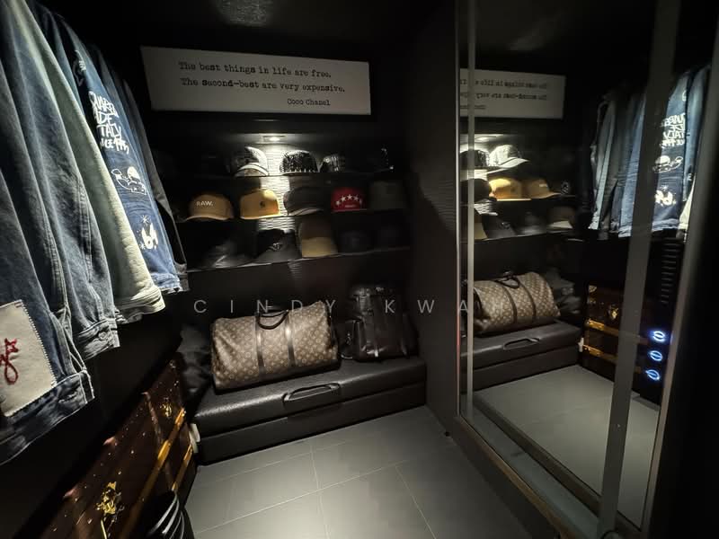 The Hillier Condominium For Sale at S$ 1,200,000 | PropertyGuru Singapore - Walk-In Wardrobe 