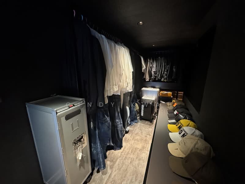 The Hillier Condominium For Sale at S$ 1,200,000 | PropertyGuru Singapore - Walk-In Wardrobe 