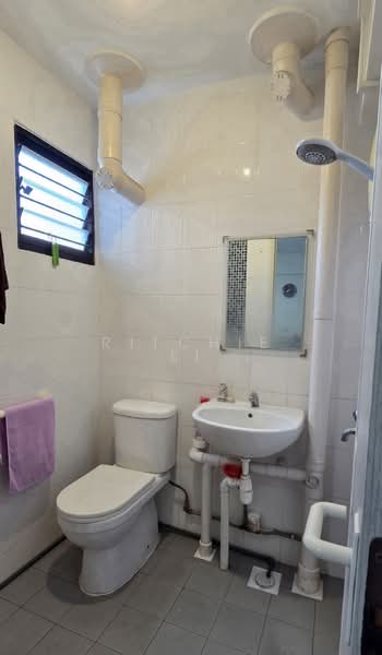 51 Kent Road HDB Flat For Sale at S$ 680,000 | PropertyGuru Singapore - Bathroom